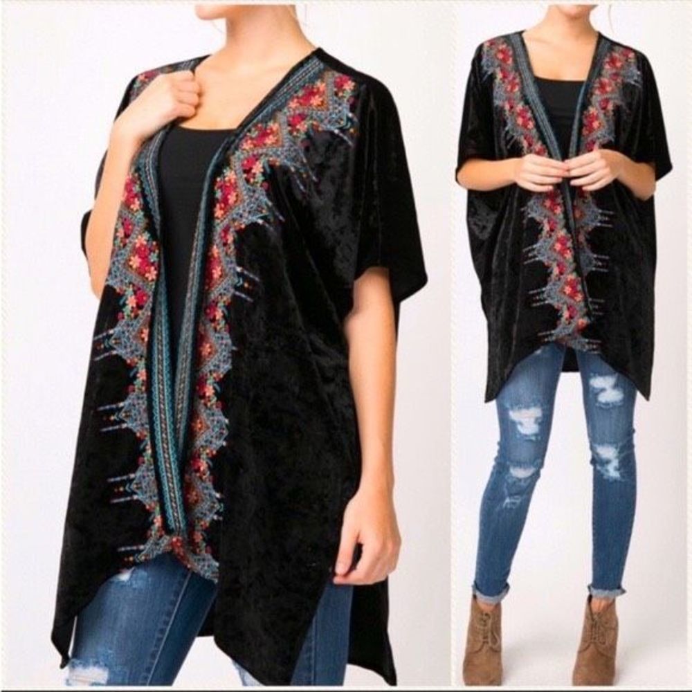 Andrée by Unit Boho Velvet Embroidered Kimono Cardigan in Black - Size m/l